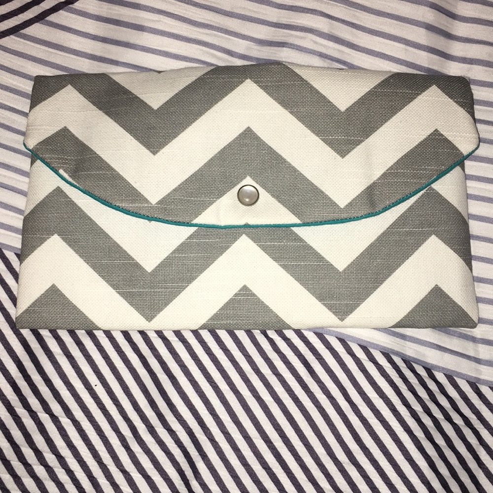 🎉🎉 Grey and white chevron clutch
